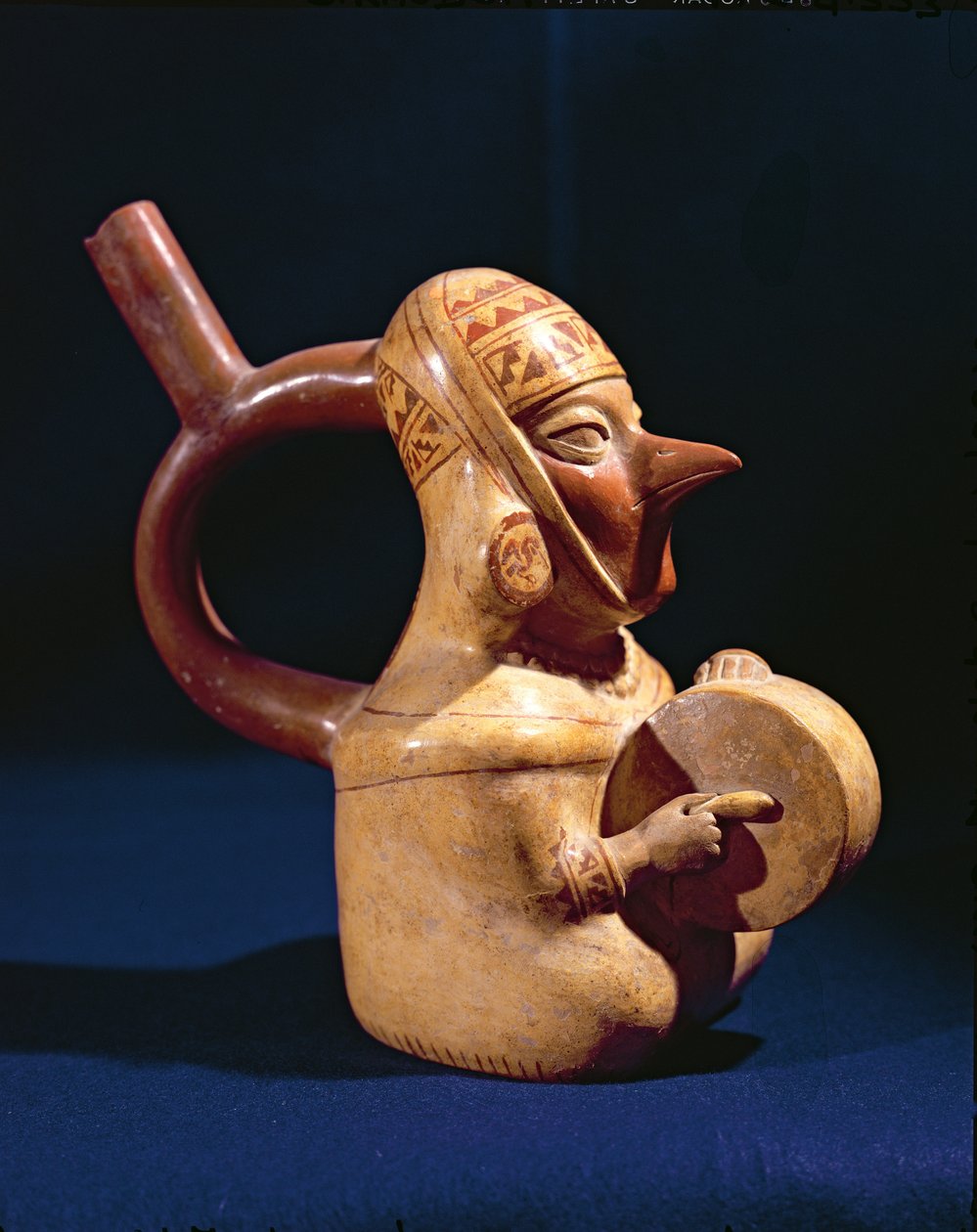 Třmenová váza v podobě muže hrajícího na buben, 200-800 (keramická) od Moche