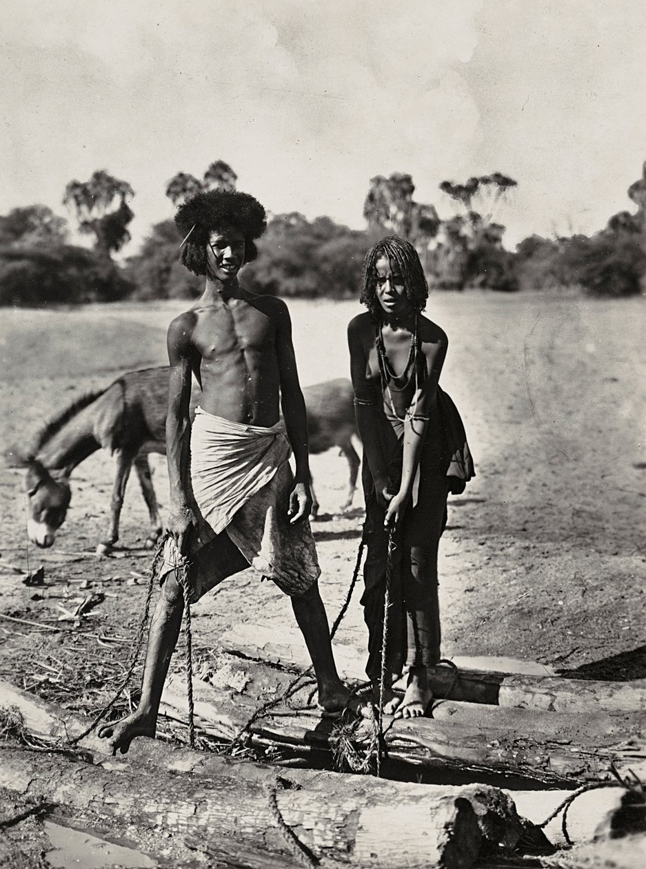 „Budování říše“ ve fašistickém věku: Beni-Amer indigenes u studny, 09.05.1936 (černobílá fotografie) od Modestino Baldinetti