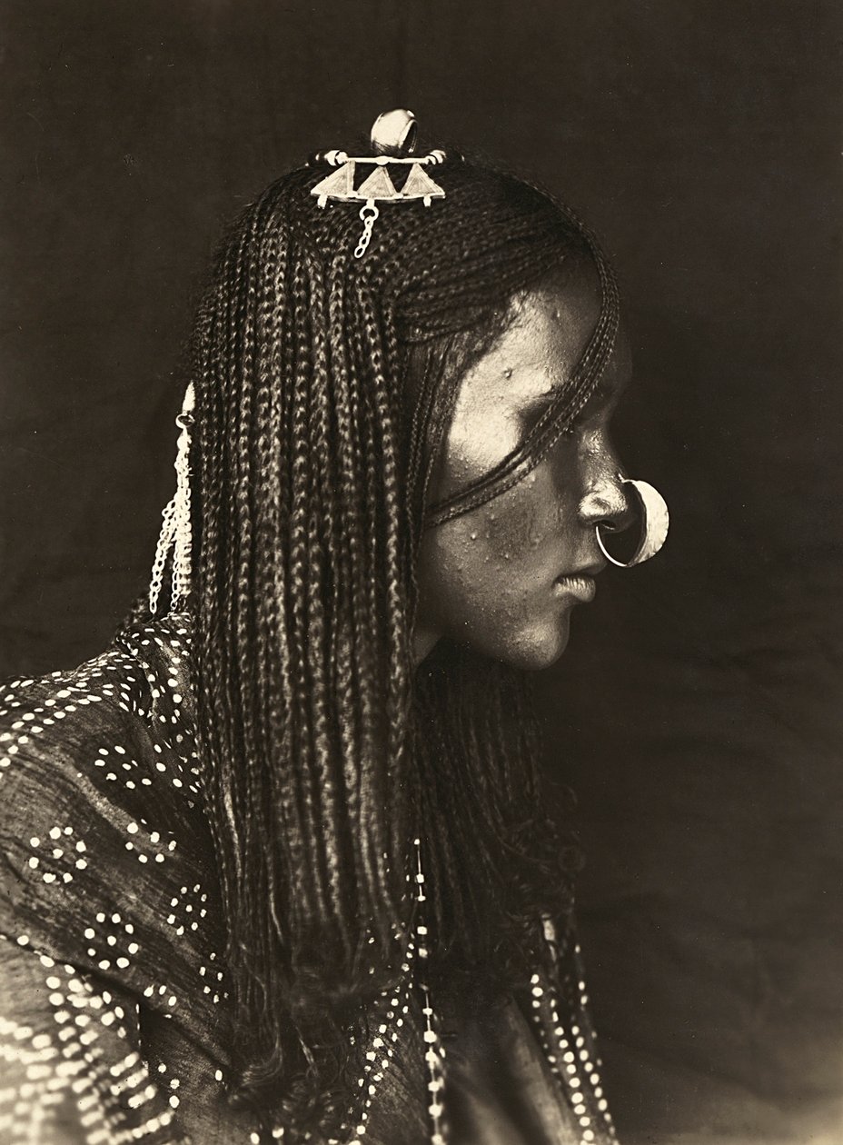 „Budování říše“ ve fašistickém věku: Muslimská dívka, 9.5.1936 (černobílá fotografie) od Modestino Baldinetti