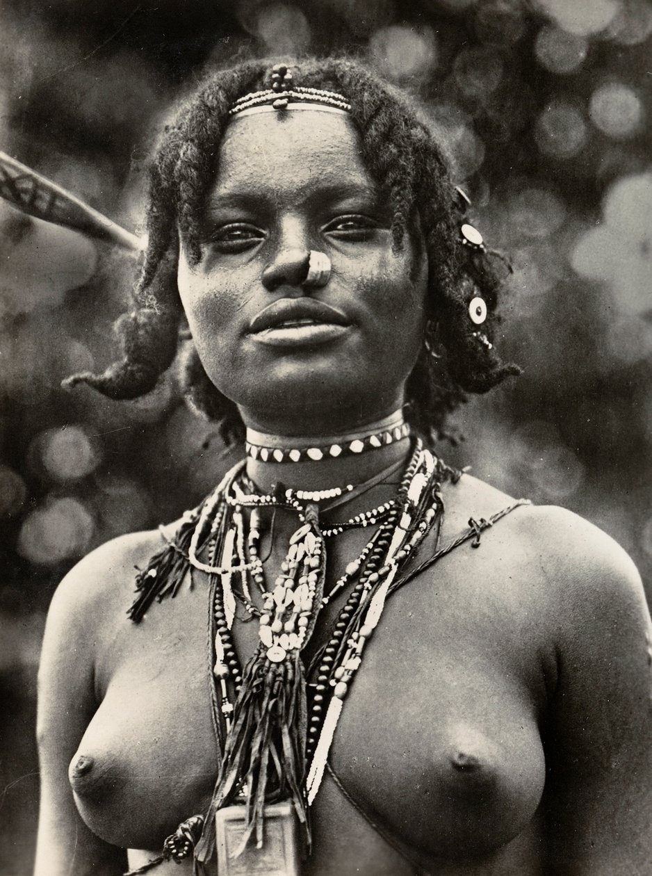 „Budování říše“ ve fašistickém věku: žena Cunama, 09.05.1936 (černobílá fotografie) od Modestino Baldinetti
