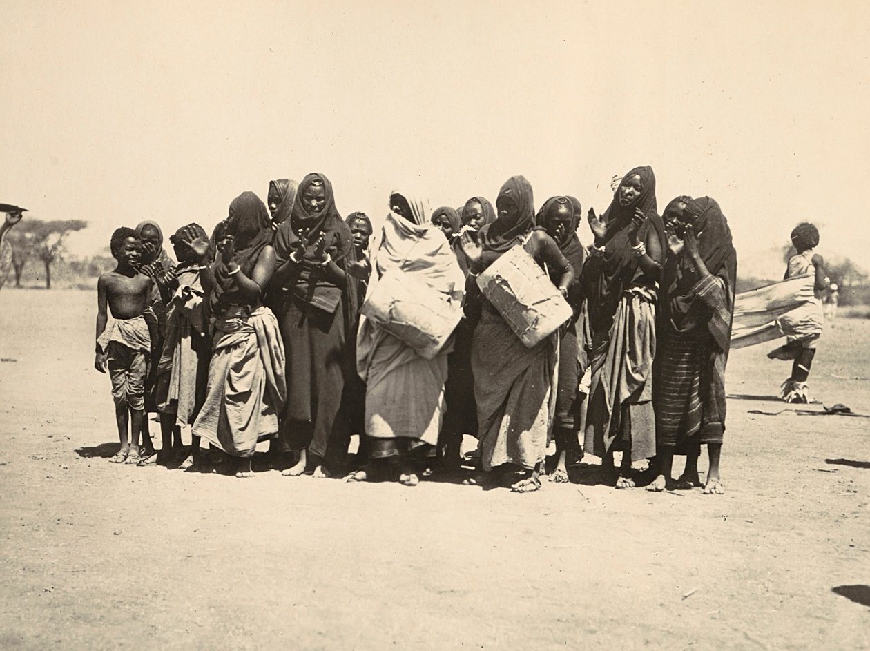 Budování říše v době fašismu: pestrá skupina muslimských žen, 09/05/1936 (čb foto) od Modestino Baldinetti