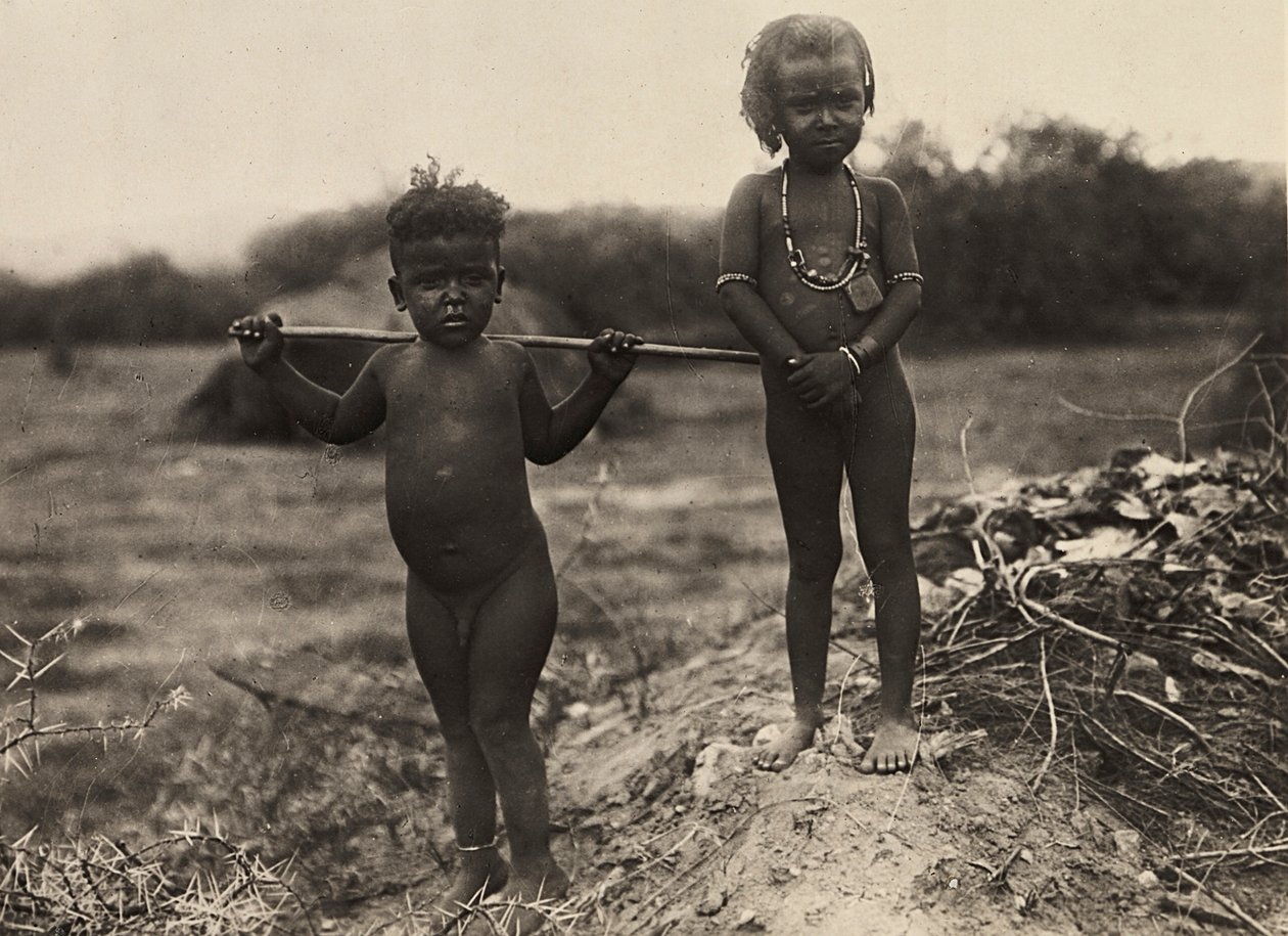 „Budování říše“ ve fašistickém věku: dvě děti z kmene Habab, 9. 5. 1936 (černobílá fotografie) od Modestino Baldinetti