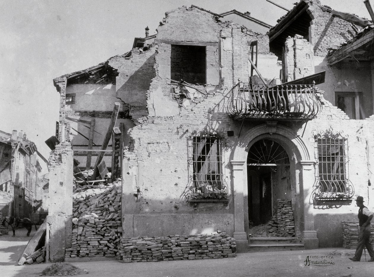 Bombardování Sermida: dům vážně poškozený během druhé světové války. Je vidět část fasády od Modestino Baldinetti