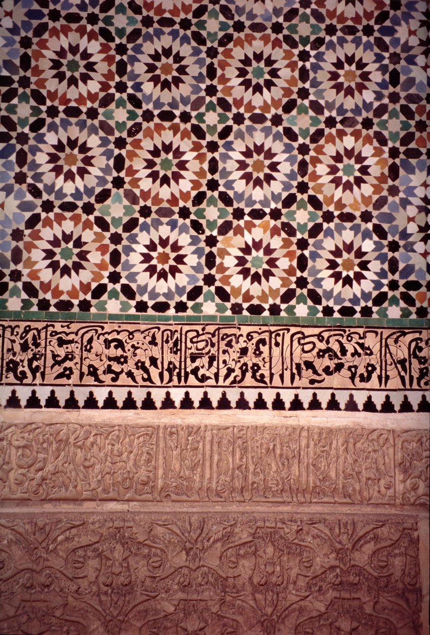 Spodní zeď hlavního nádvoří, postavená Saadians v roce 1565 (zellij tilework a štukatérské práce) od Moroccan School