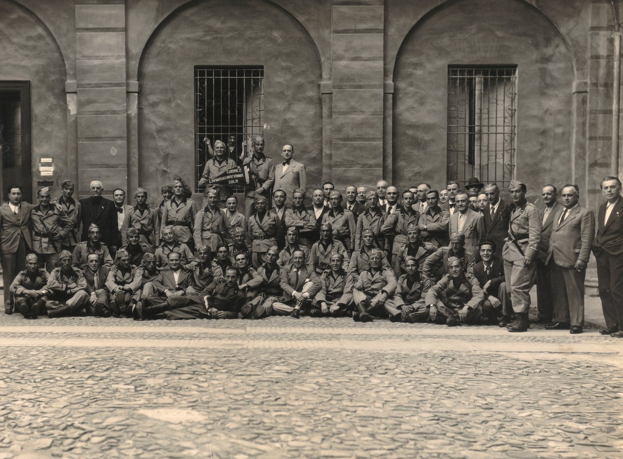 Album "MVSN- Blackshirts": Dobrovolná milice ve válce odjezdu do Afriky (černobílá fotografie) od Mortacchini Mortacchini