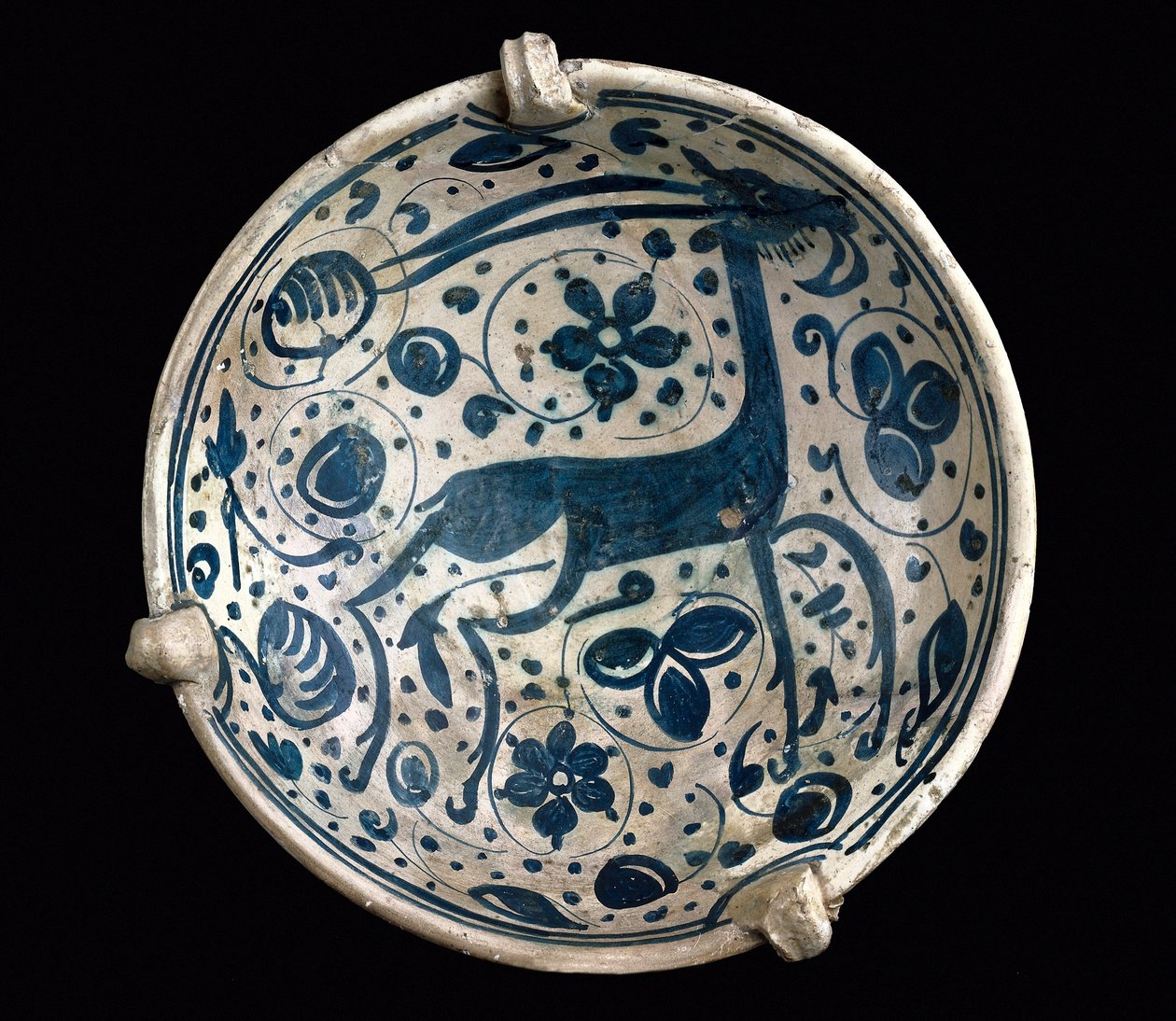 Art mudejar: keramický pohár azul, zdobený jelenem Paterna, Manises (hispano-maurský styl). Barcelona 14. nebo 15. století. Muzeum keramiky v Barceloně, Španělsko od Mudejar School