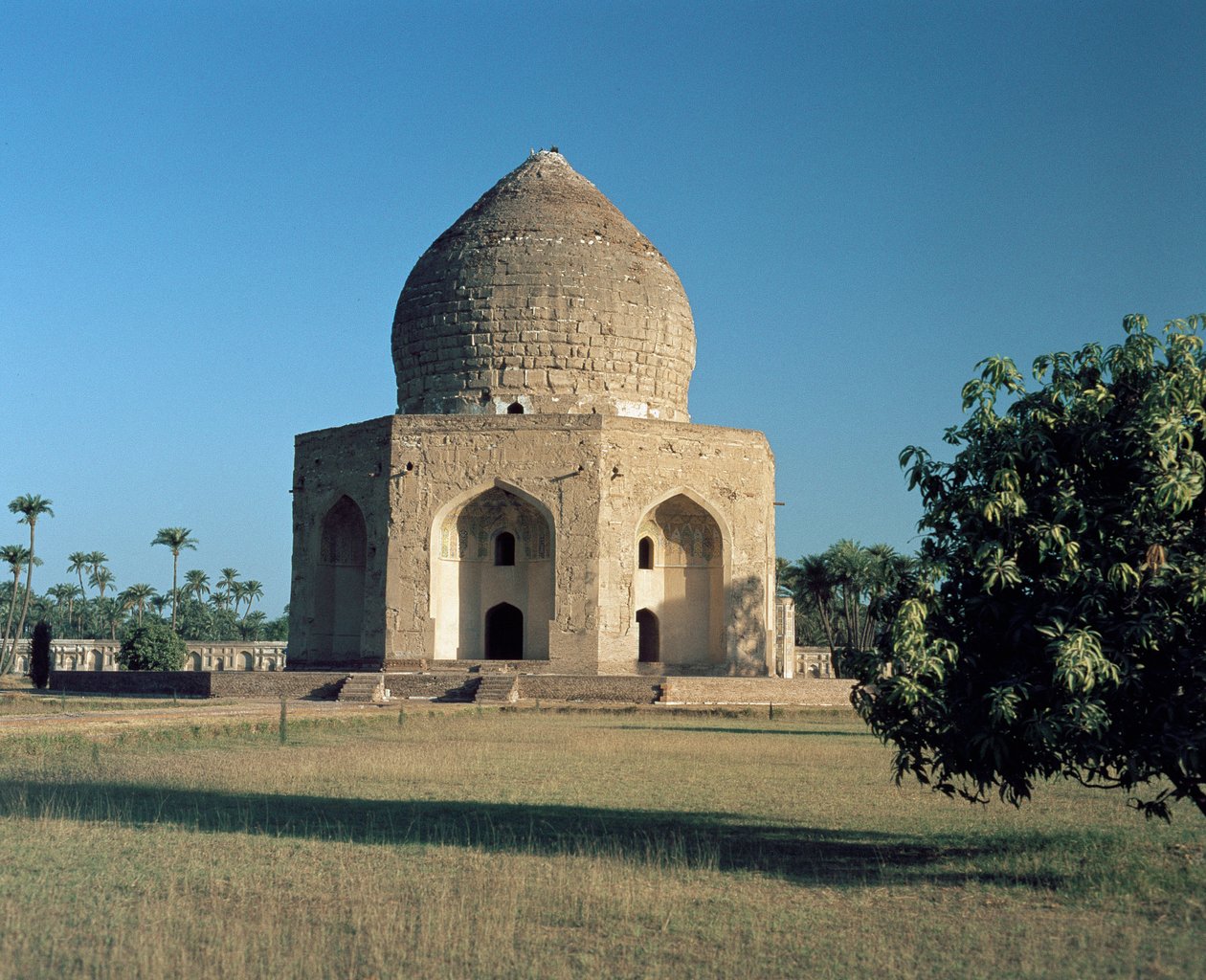 Pohled na mauzoleum Asif Khan se nachází v Shahdara Bagh od Mughal School