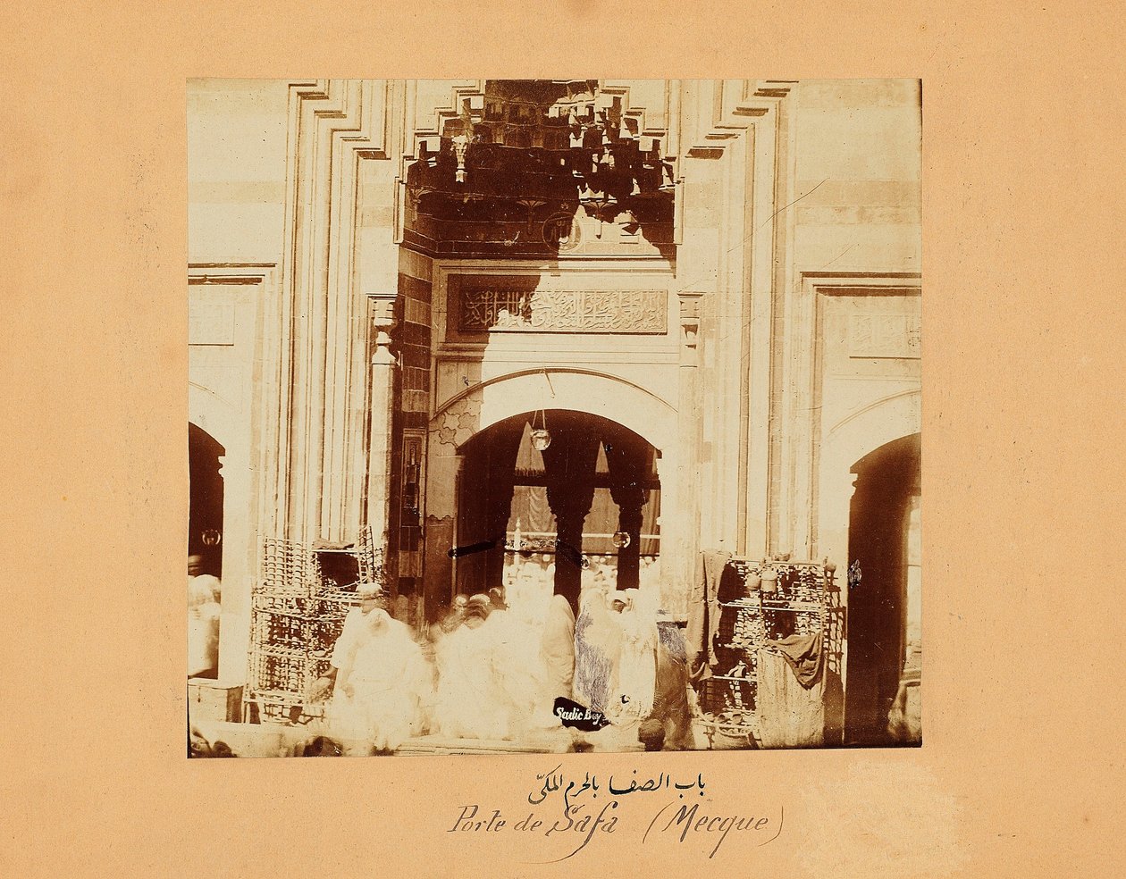 Brána Safa, jedna ze skupiny fotografií Mekky a svatých míst islámu, cca 1879-80 (tisk alba) od Muhammad Sadiq Bey