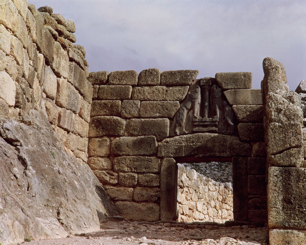 Pohled na Lví bránu u vchodu do paláce od Mycenaean