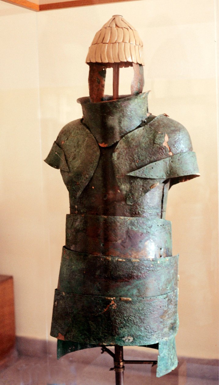 Helma z kyrysu a kančího klu (bronz a kel) od Mycenaean