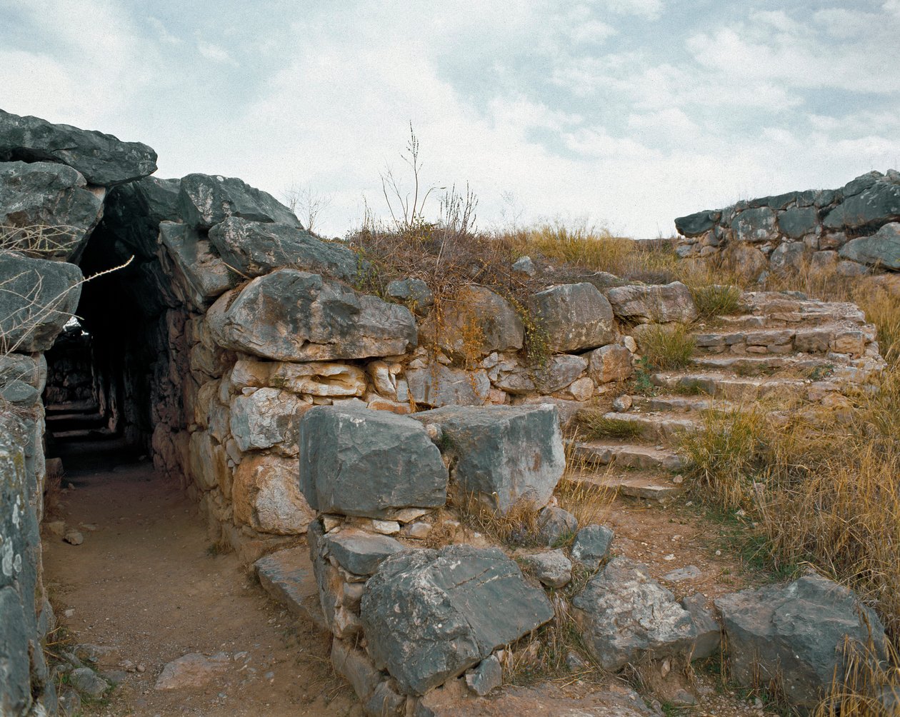 Mykénské umění: krytý průchod mykénské citadely, město Tiryns, kolem roku 1200 př. Kr. Řecko od Mycenaean