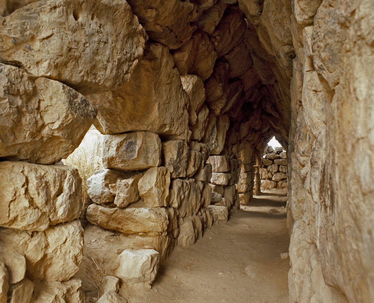 Mykénské umění: krytý průchod mykénské citadely, město Tiryns, kolem roku 1200 př. Kr. Řecko od Mycenaean