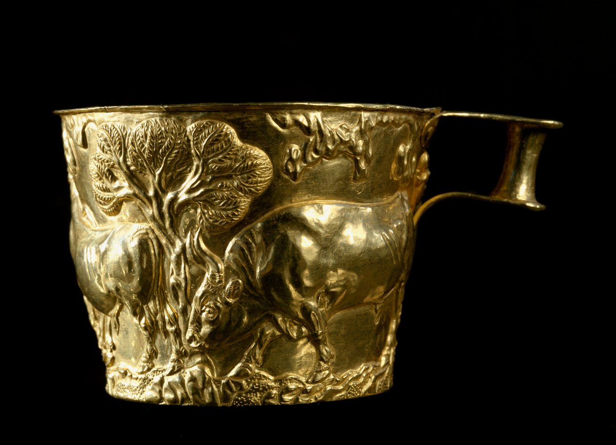Mycénské umění: zlatý pohár odpuzuje s vyobrazením býka obrážejícího terén z místa Vapheio (nebo Vaphio nebo Vafio). 1500 před naším letopočtem. Ztlumit. 8 cm Národní archeologické muzeum v Athénách Řecko. - Mykénské umění: opětovný růst zlatého poháru s b od Mycenaean