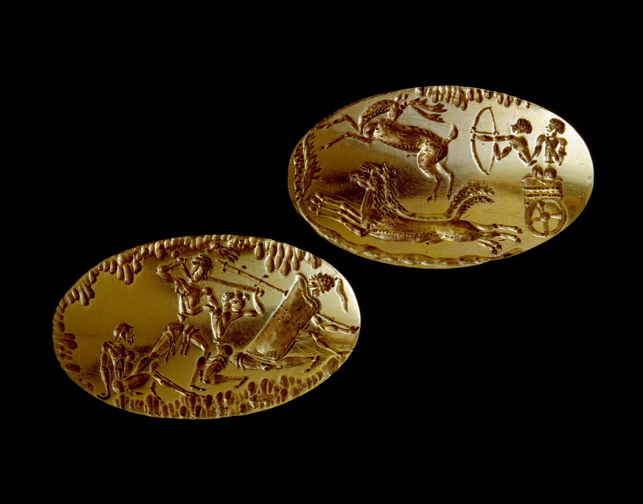 Mycenian art: dvě zlaté pečeti udeřené vyobrazením lovecké scény na tanku a válečníka stojícího proti třem protivníkům. 1550-1100 před naším letopočtem. z mykénské hrobky IV. Národní archeologické muzeum v Athénách (inv. 240 a 241) – mykénské umění: dvě zl od Mycenaean