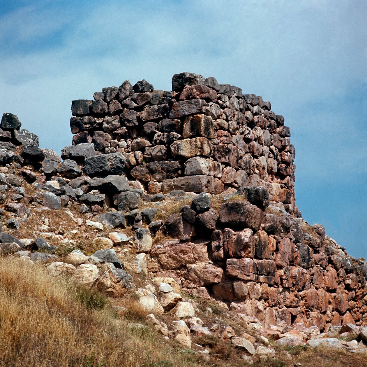 Mykénské umění: pohledy na jednu z věží na místě města Tiryns postavený kolem roku 1200 před naším letopočtem. Řecko od Mycenaean