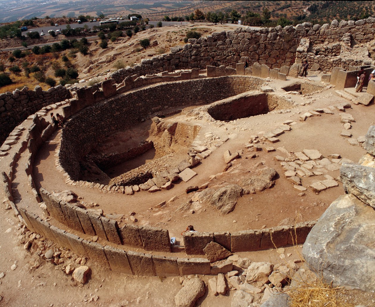 Mykénská civilizace: kruh hrobek na starověkém místě Mykény. 1300 před naším letopočtem. od Mycenaean