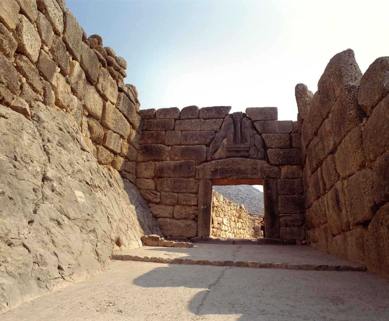 Pohled na Bránu lvů ve městě Mycenes, Řecko od Mycenaean