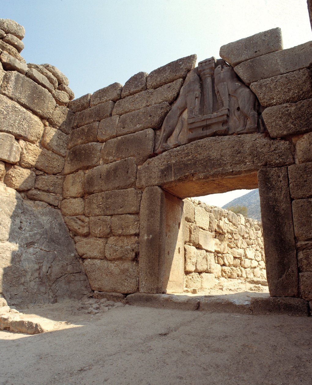 Pohled na Bránu lvů ve městě Mycenes, Řecko od Mycenaean