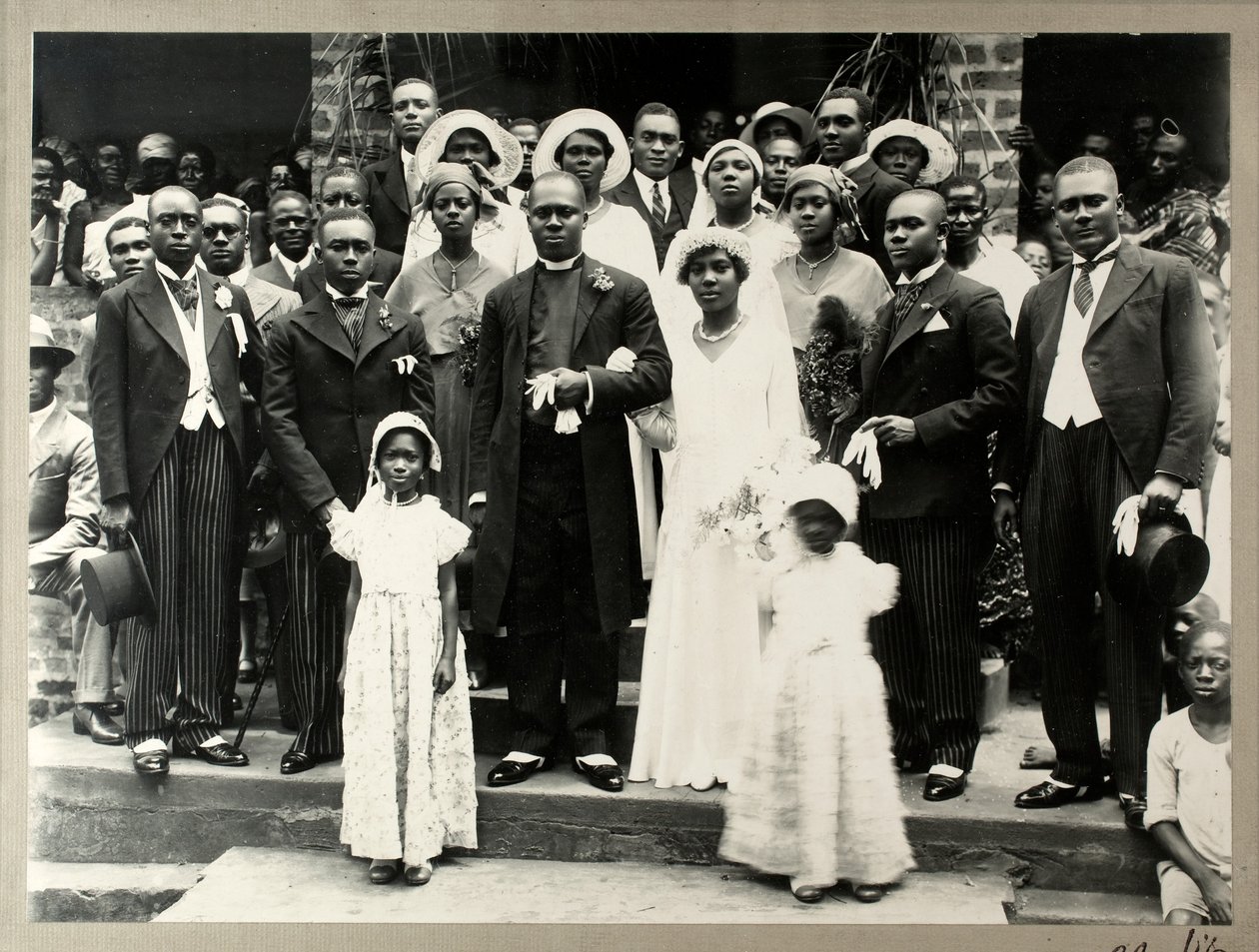 Svatební hostina pátera Prempeha, syna zesnulého krále Prempeha, a slečny Mary Asafu-Adjaye, asi 1931 (želatinový stříbrný tisk) od N. T. Clerk