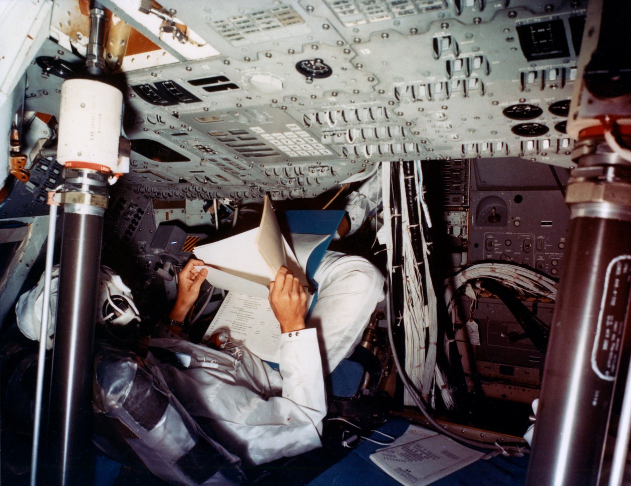 Astronaut uvnitř velitelského modulu NASA, 70. léta. od NASA Images