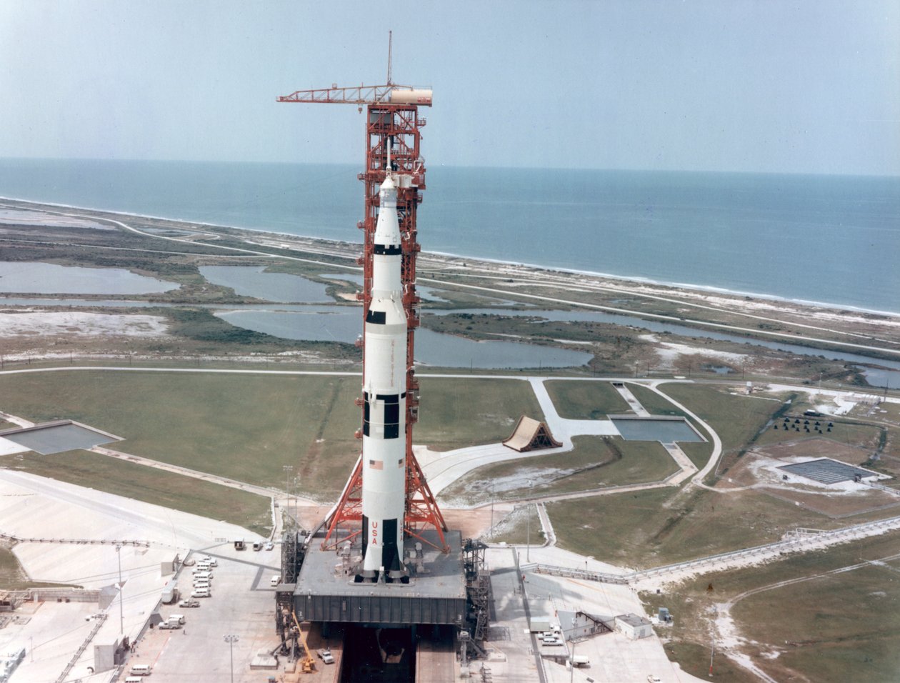 Apollo 15 na startovací rampě v Kennedy Space Center, Florida, USA, 1971. od NASA Images