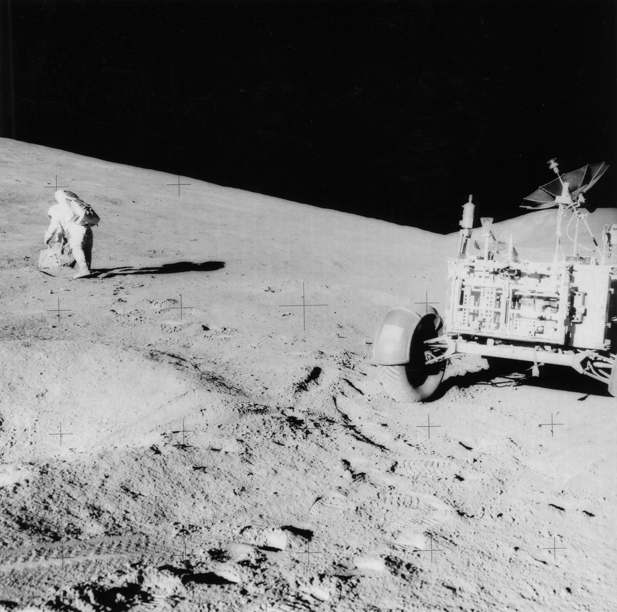 Astronaut David Scott b1932 na svahu Hadley Delta během Apolla 15, 1971. od NASA Images