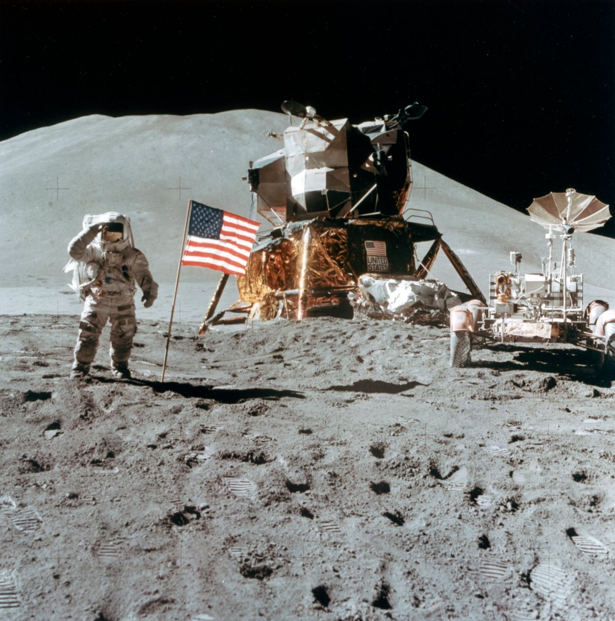 Astronaut James Irwin 1930-1991 pozdravuje na Měsíci, 1971. od NASA Images