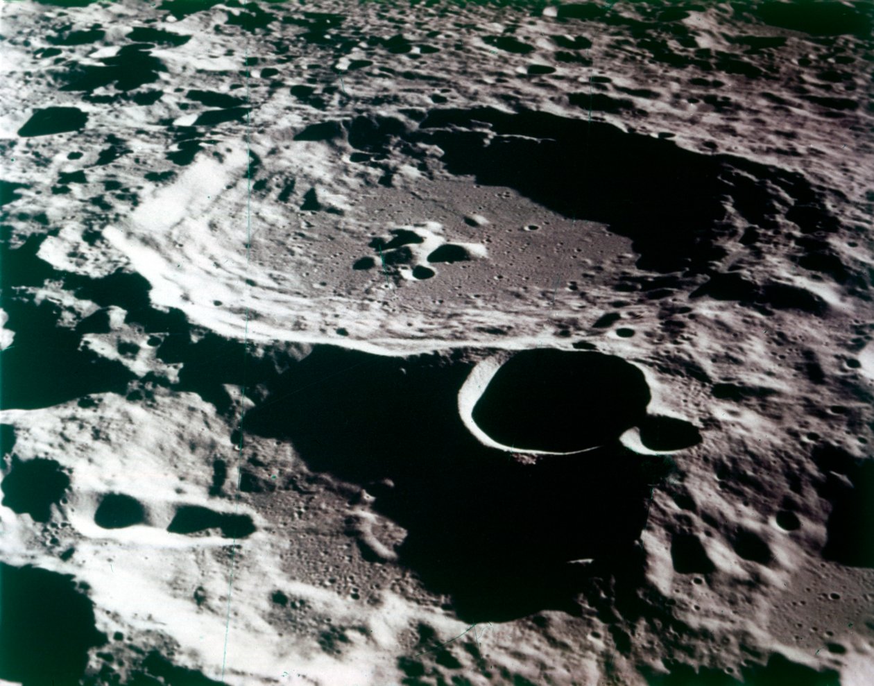 Detailní pohled na kráter na povrchu Měsíce. od NASA Images