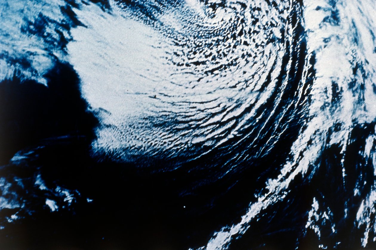 Země z vesmíru - cyklón, c1980. od NASA Images