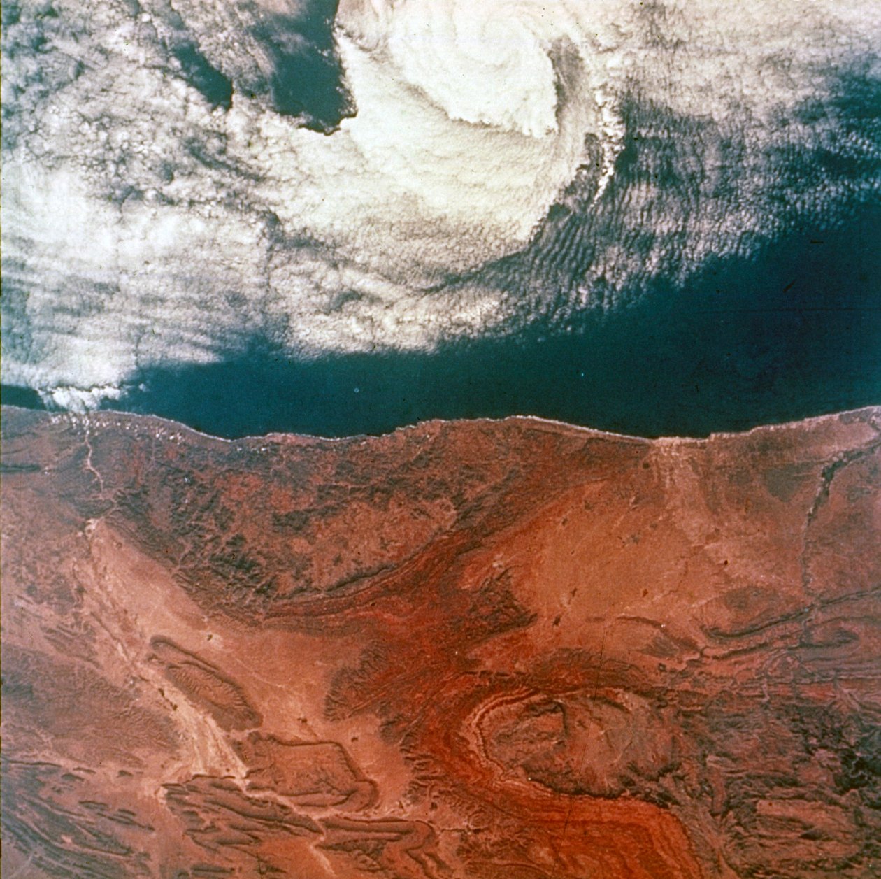 Země z vesmíru - oko bouře viděné z Gemini 5, 1965. od NASA Images