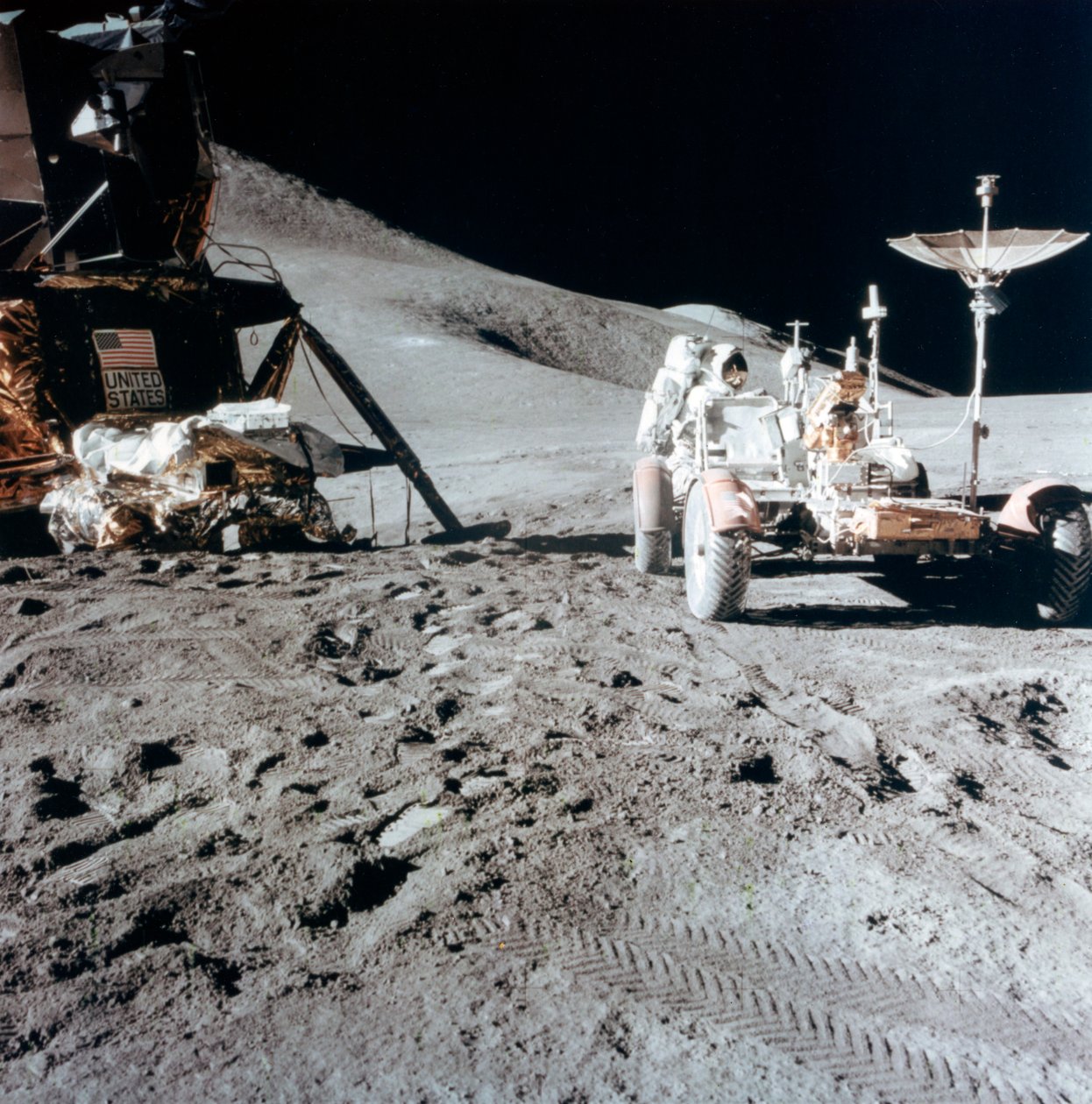 James Irwin 1930-1991 s Lunar Roving Vehicle během Apolla 15, 1971. od NASA Images