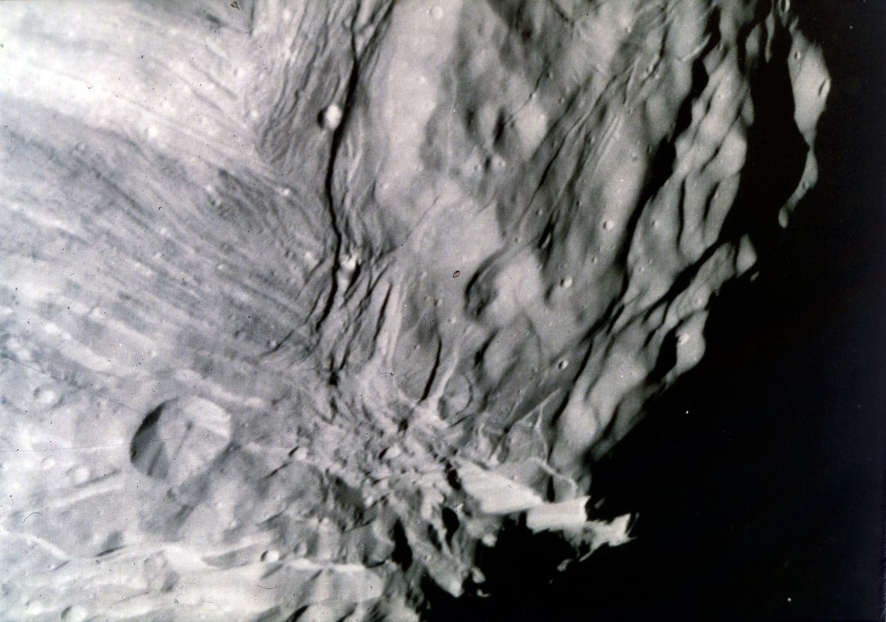 Miranda, jeden z měsíců Uranu, viděný z Voyageru 2, 24. ledna 1986. od NASA Images