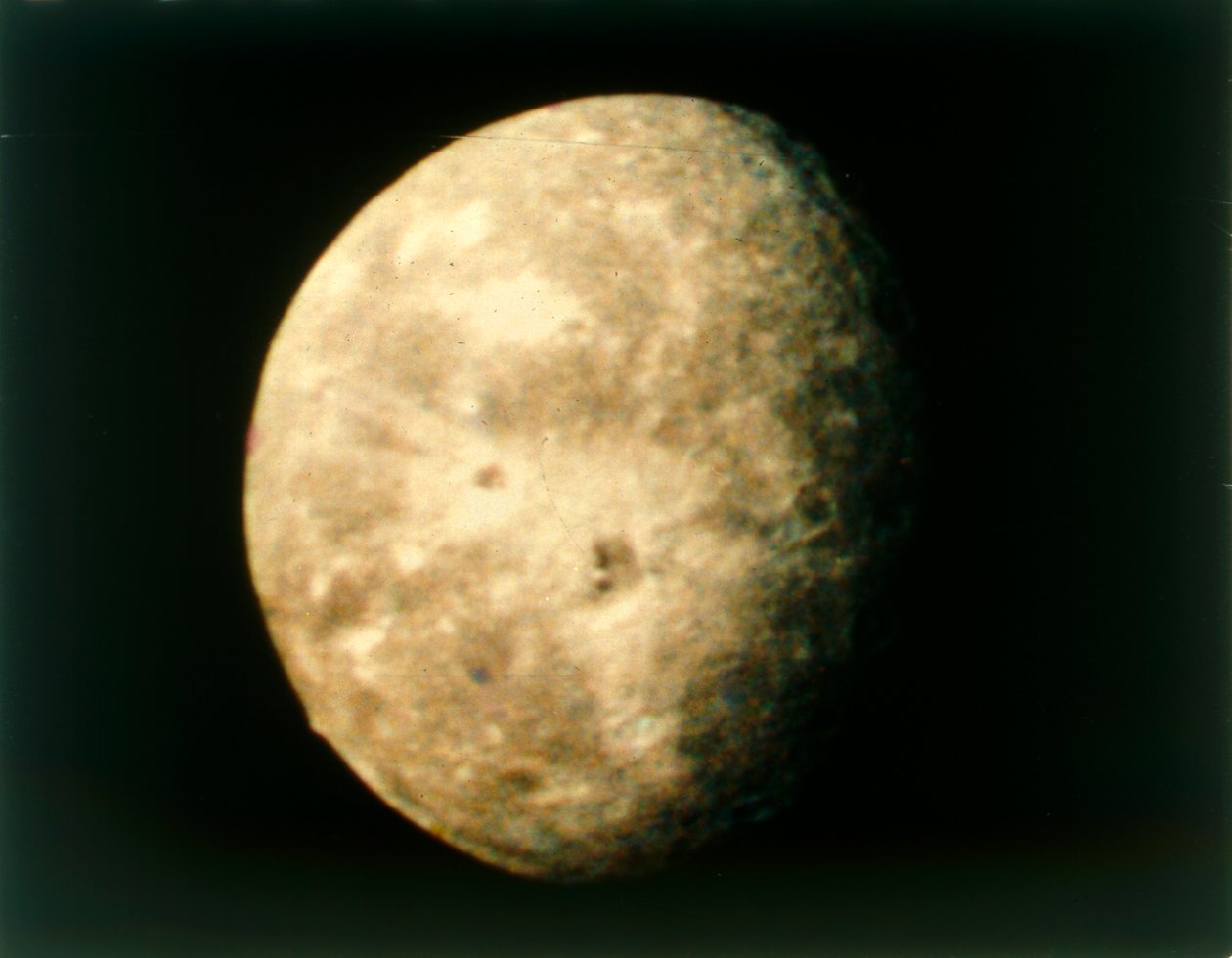 Oberon, měsíc Uranu, z Voyageru 2, 24. ledna 1986. od NASA Images