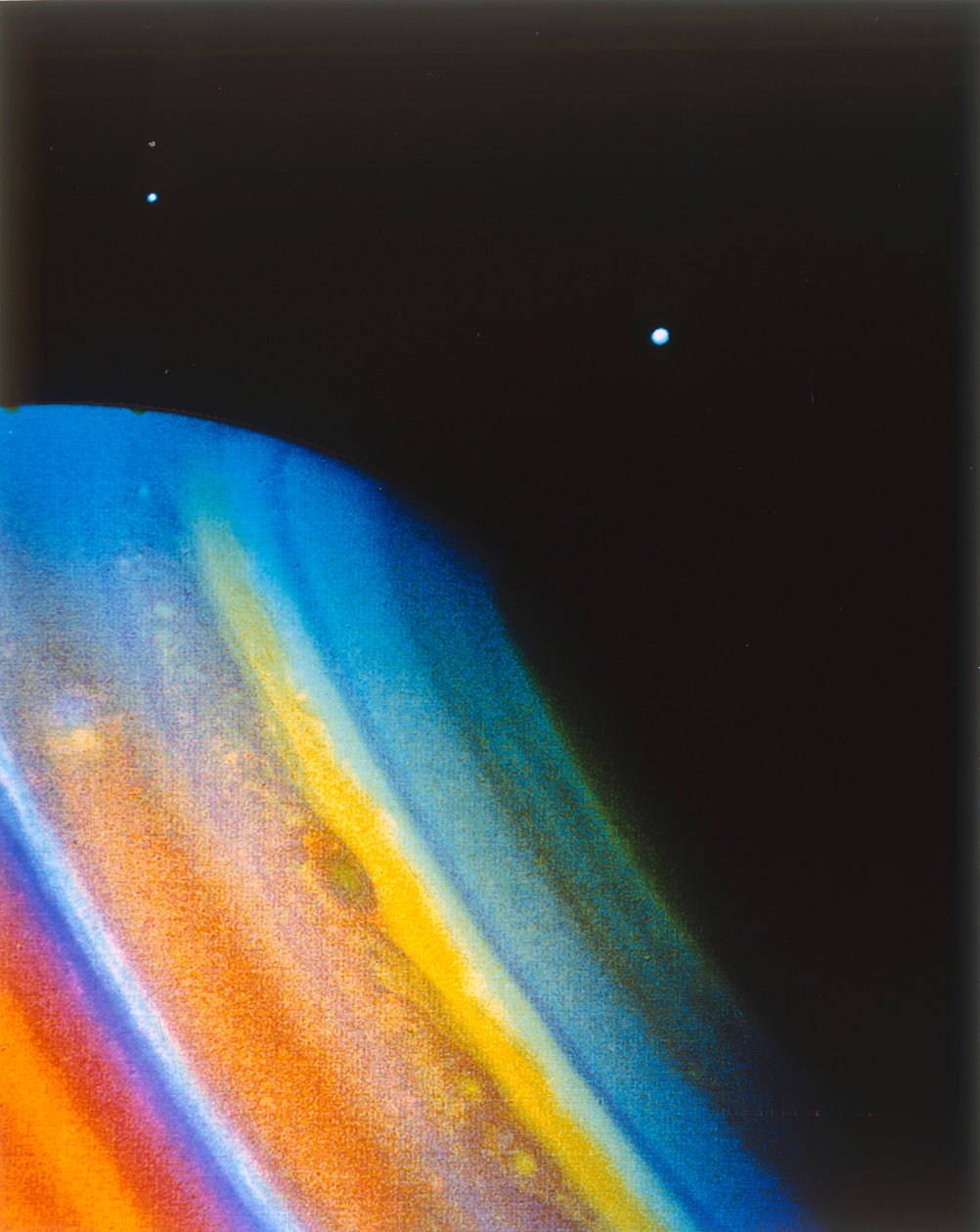 Saturn a jeho měsíc Dione, viděný z kosmické lodi Voyager 2. od NASA Images