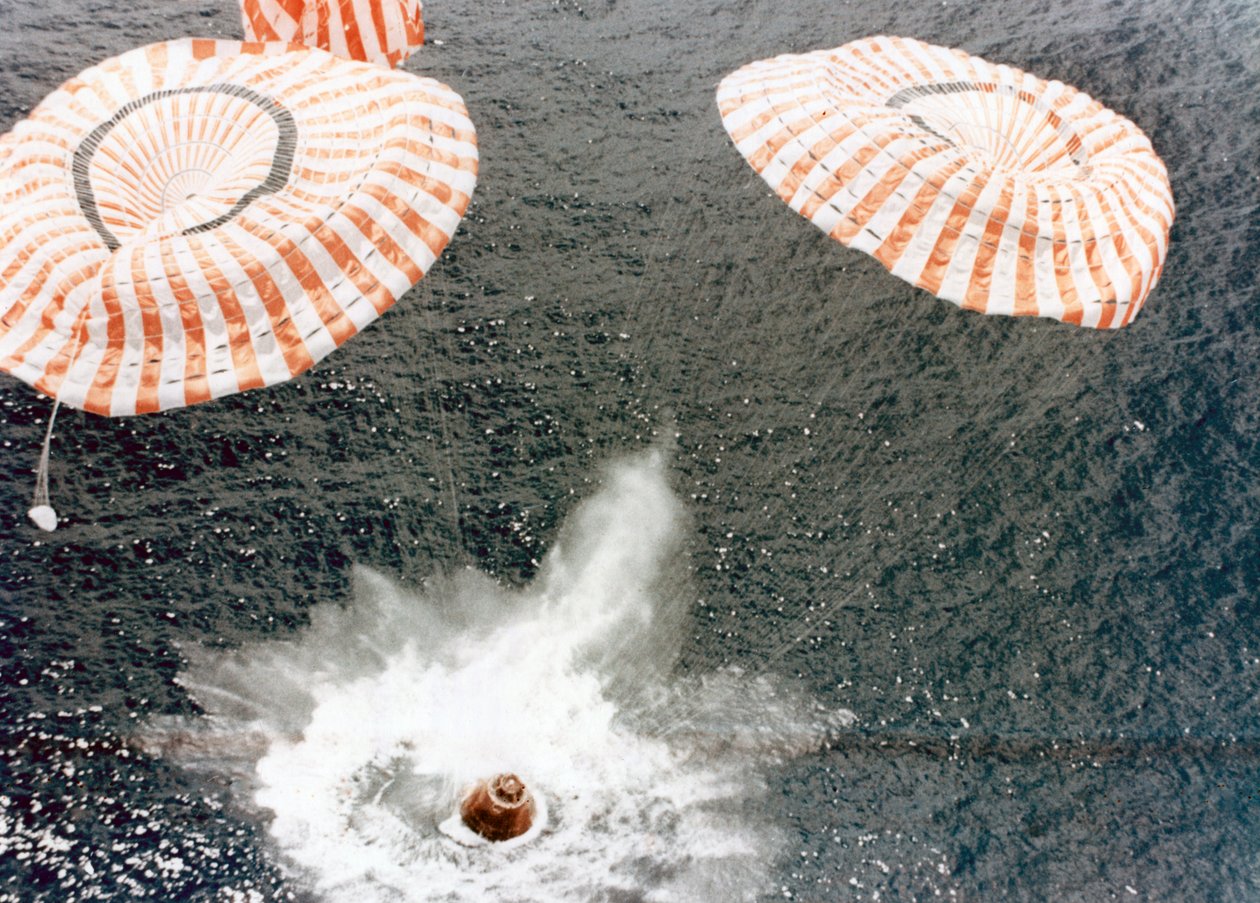 Kapsle Apollo 15 bezpečně přistane navzdory selhání padáku, Středopacifický oceán, 1971. od NASA Images