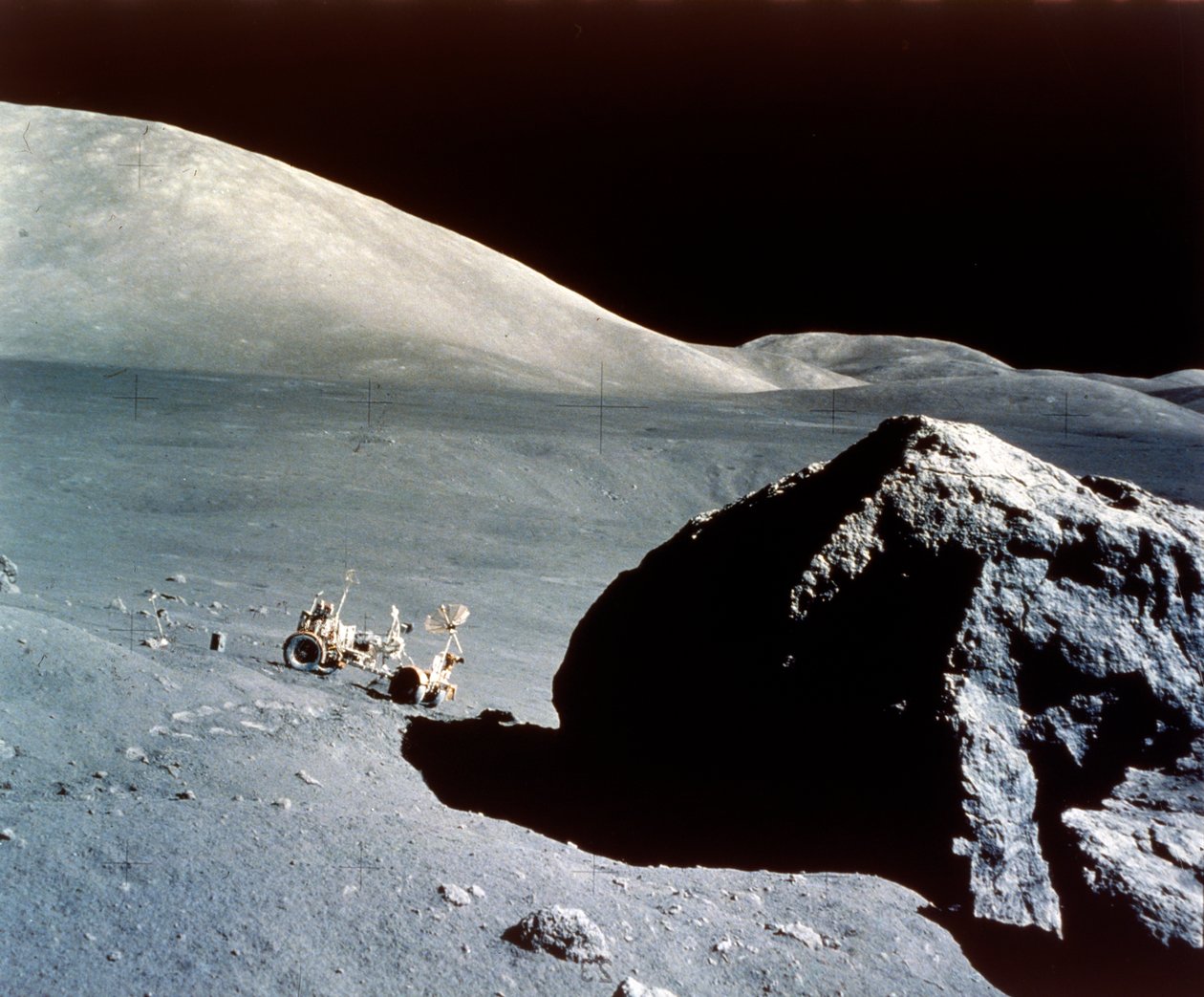 Rover je zakrnělý obřím kamenem na měsíčním povrchu, mise Apollo 17, prosinec 1972. od NASA Images