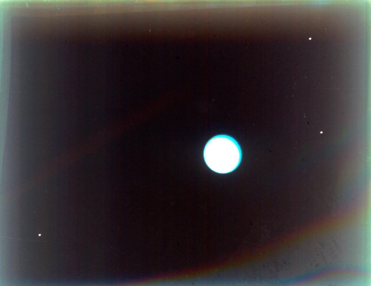 Uran se satelity Miranda, Ariel a Umbriel, z Voyageru 2, 24. ledna 1986. od NASA Images