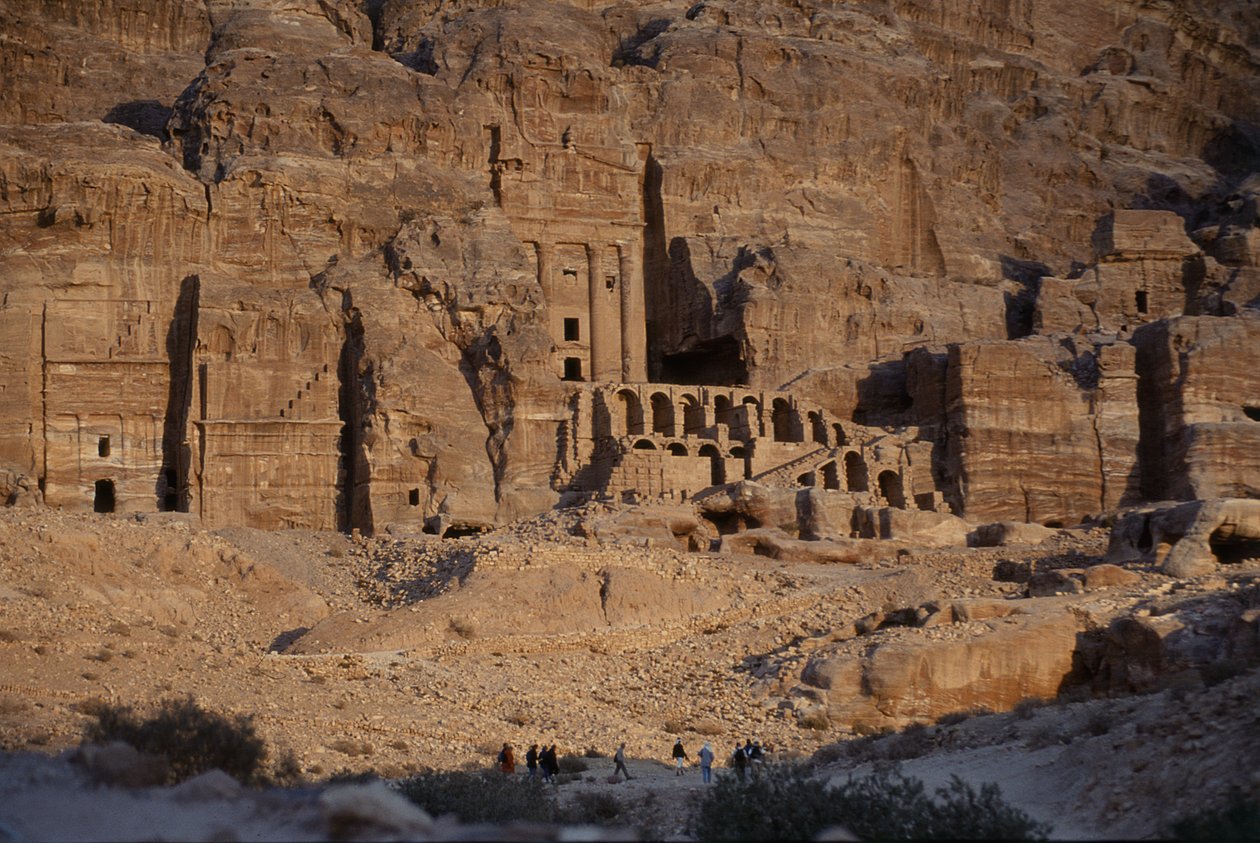 Pohled na hrobky vytesané do skály od Nabatean