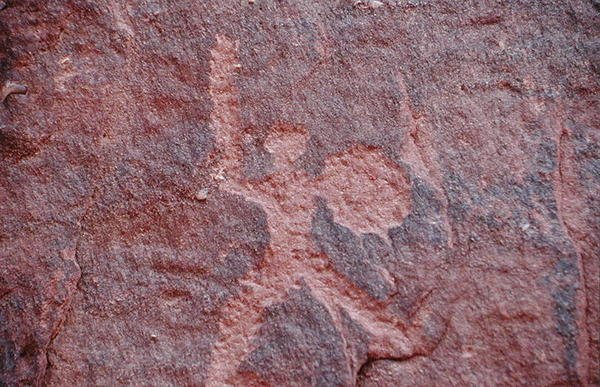 Petroglyf ze strany útesu (skalní malba) od Nabatean
