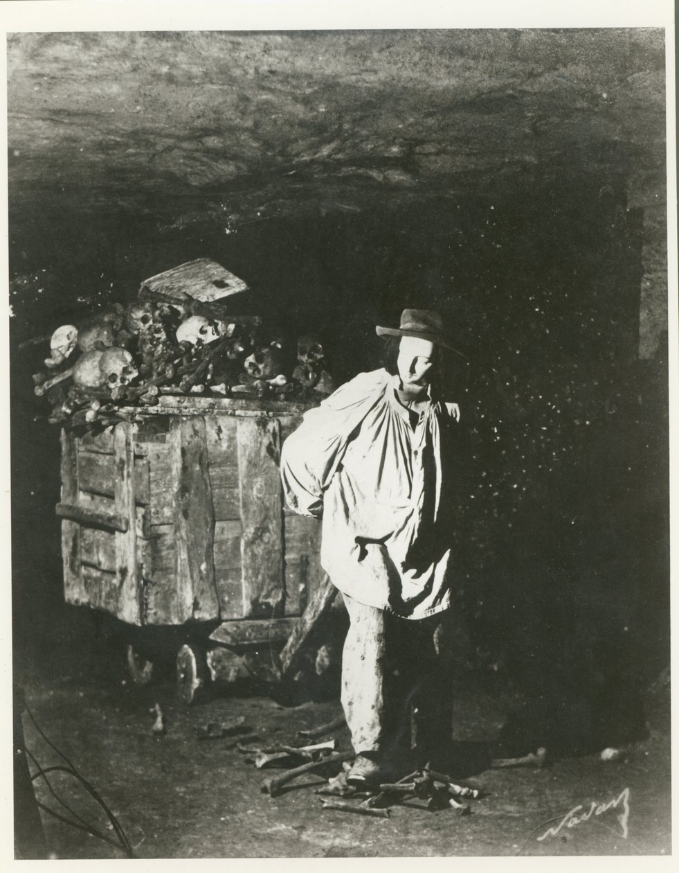Interiér katakomb, Paříž, 1861 od Nadar