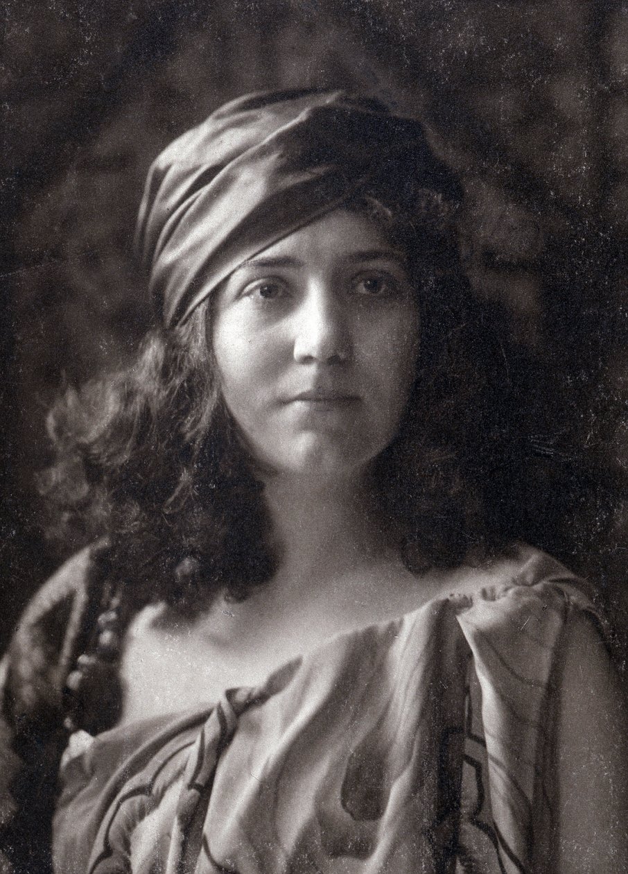 Lea Pirou, turban, který si drží vlasy od Nadar