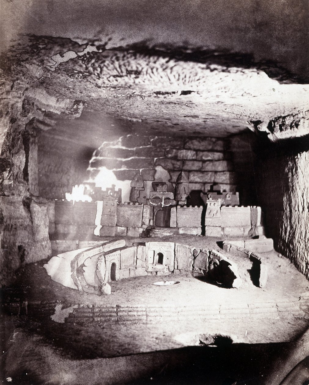 Pařížské katakomby. Pohled na architektonickou sochu Port Saint Philippe (Saint-Philippe), kterou Decure, pověřený konsolidací areálu, provedl v roce 1777 od Nadar