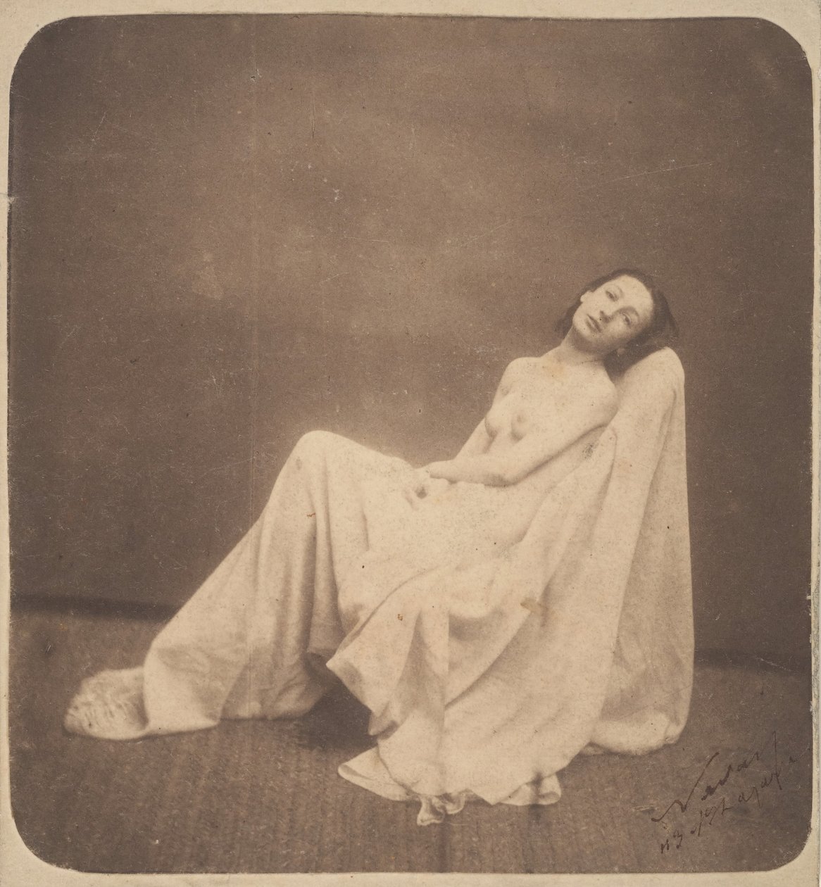 [Model v sedě, částečně zahalený], 1856-59. od Nadar
