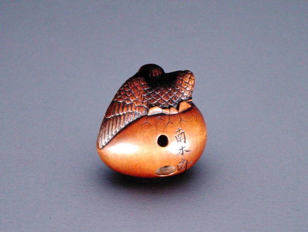 Netsuke, zobrazující vránu vycházející z vejce, cca 1840 (dřevo) (pohled zepředu viz 194417) od Nambokusai Nambokusai