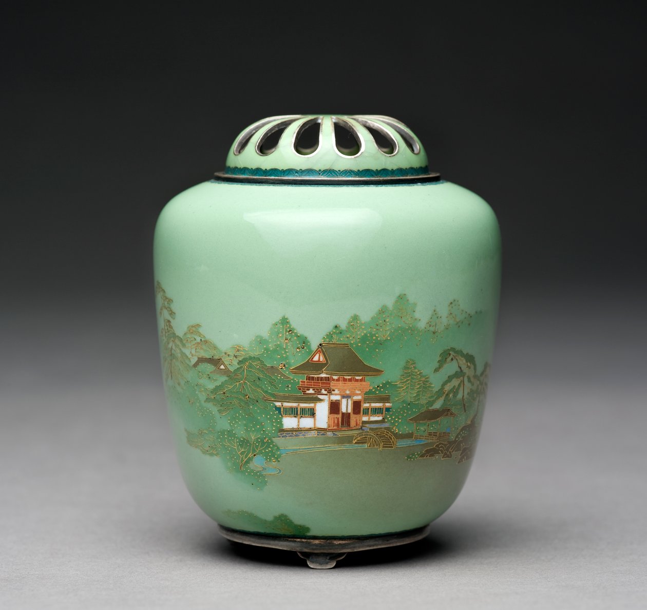 Koro se vstupní branou mezi stromy, kolem roku 1905 (cloisonne smalt) od Namikawa Yasuyuki