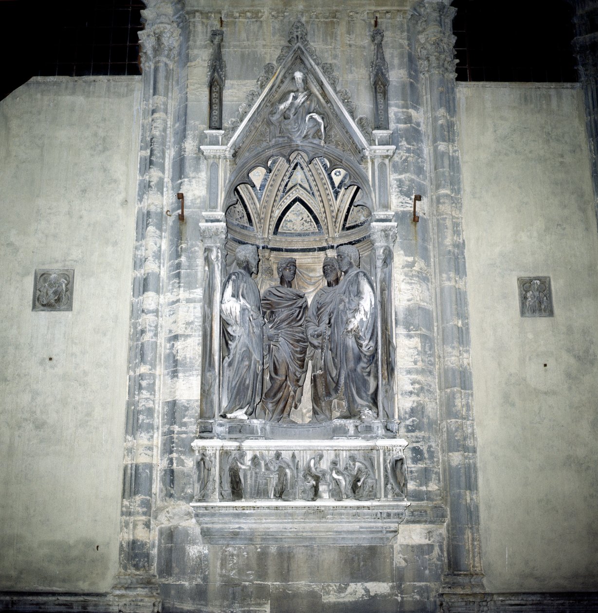 Svatostánek se čtyřmi korunovanými svatými, pro cech „Maestri di Pietra e di Legname“ z Florencie kolem roku 1415 (mramor) od Nanni di Banco