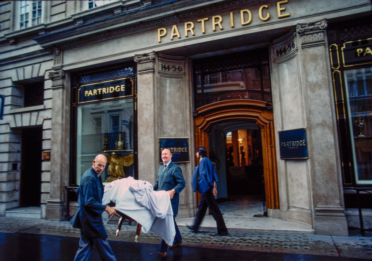 Výloha a výkladní skříně starožitností Partridge na Bond Street, Londýn, Velká Británie od Nathan Benn