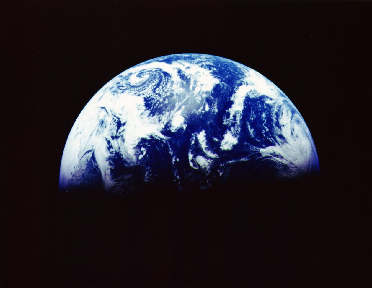 Země z vesmíru vyfotografována kosmickou lodí Galileo 11, prosinec 1992 ze vzdálenosti 1,9 milionu km (1,2 milionu mil) Antarktidy, dno a svítání stoupající nad Tichým oceánem. NASA fotografie. od National Aeronautics and Space Administration National Aeronautics and Space Administration