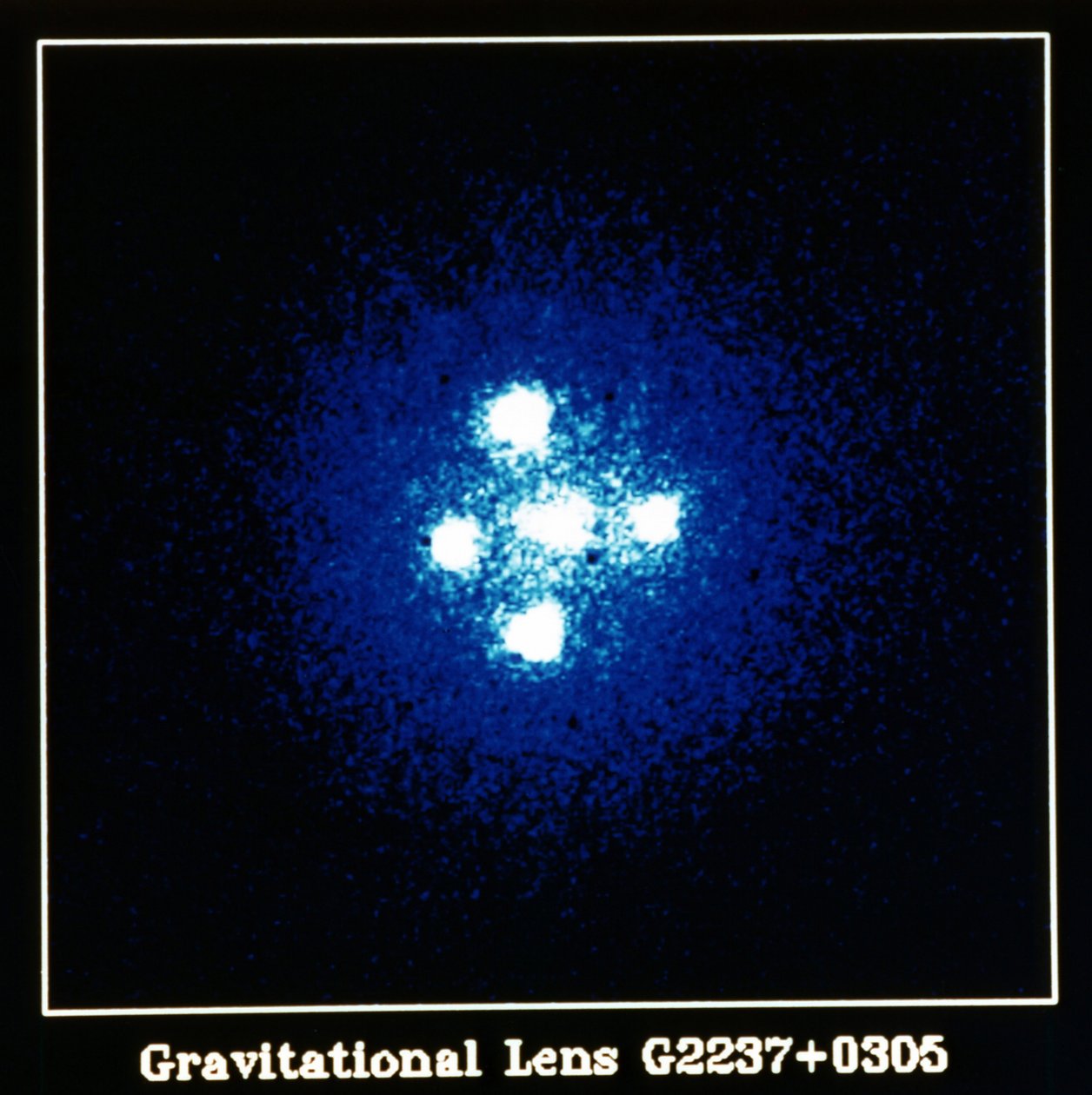 Einstein Cross Quasar: Gravitation Lens G2237 plus 0305. Fotografie NASA. od National Aeronautics and Space Administration National Aeronautics and Space Administration