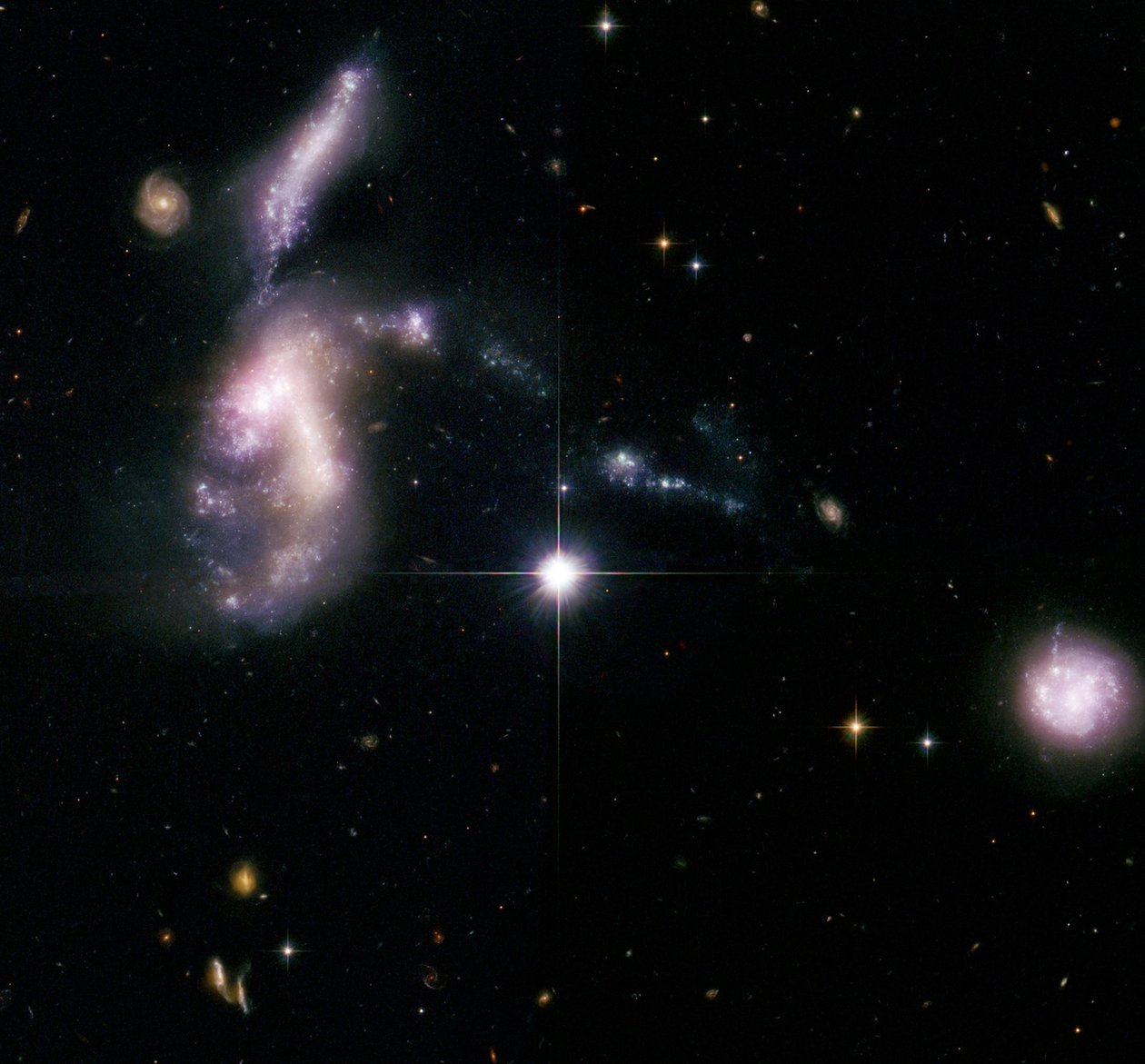 Hickson Compact Group 31, jedna ze 100 kompaktních skupin galaxií katalogizovaných kanadským astronomem Paulem Hicksonem. Poděkujte NASA. Věda Astronomie od National Aeronautics and Space Administration National Aeronautics and Space Administration